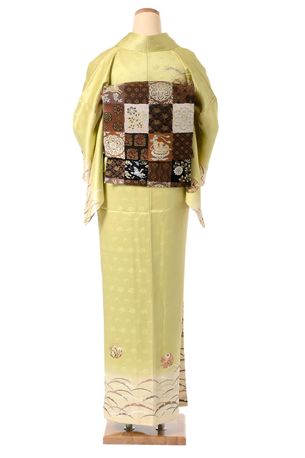 VAAお仕立て上がり正絹訪問着薄茶色地に露芝模様、花柄の刺繍綸子生地